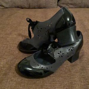 Born tie Mary Janes size 8.5